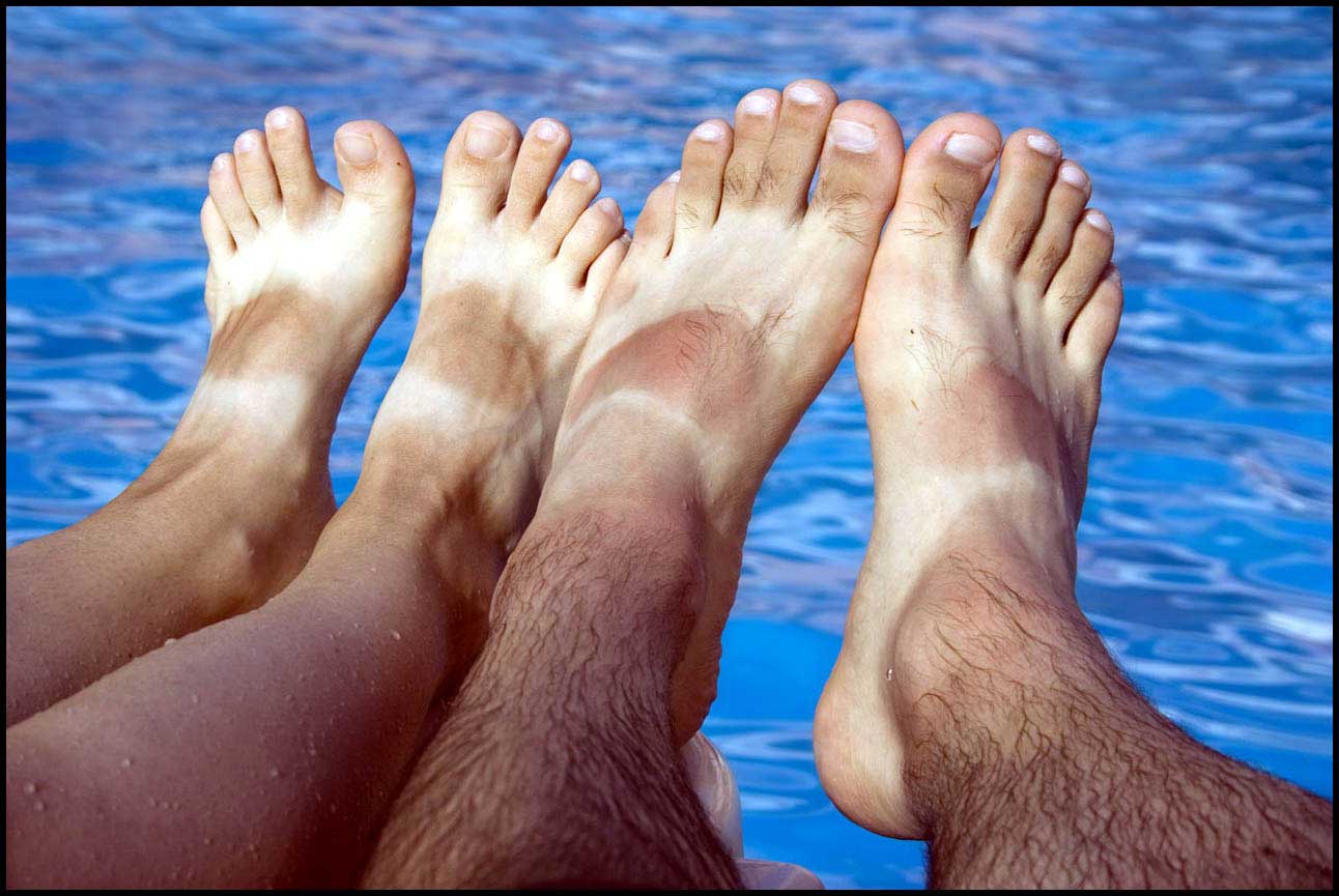 Длинный палец на ноге мужчины. Мужские ноги. Мужские пальцы натногах. Муіские ноги.